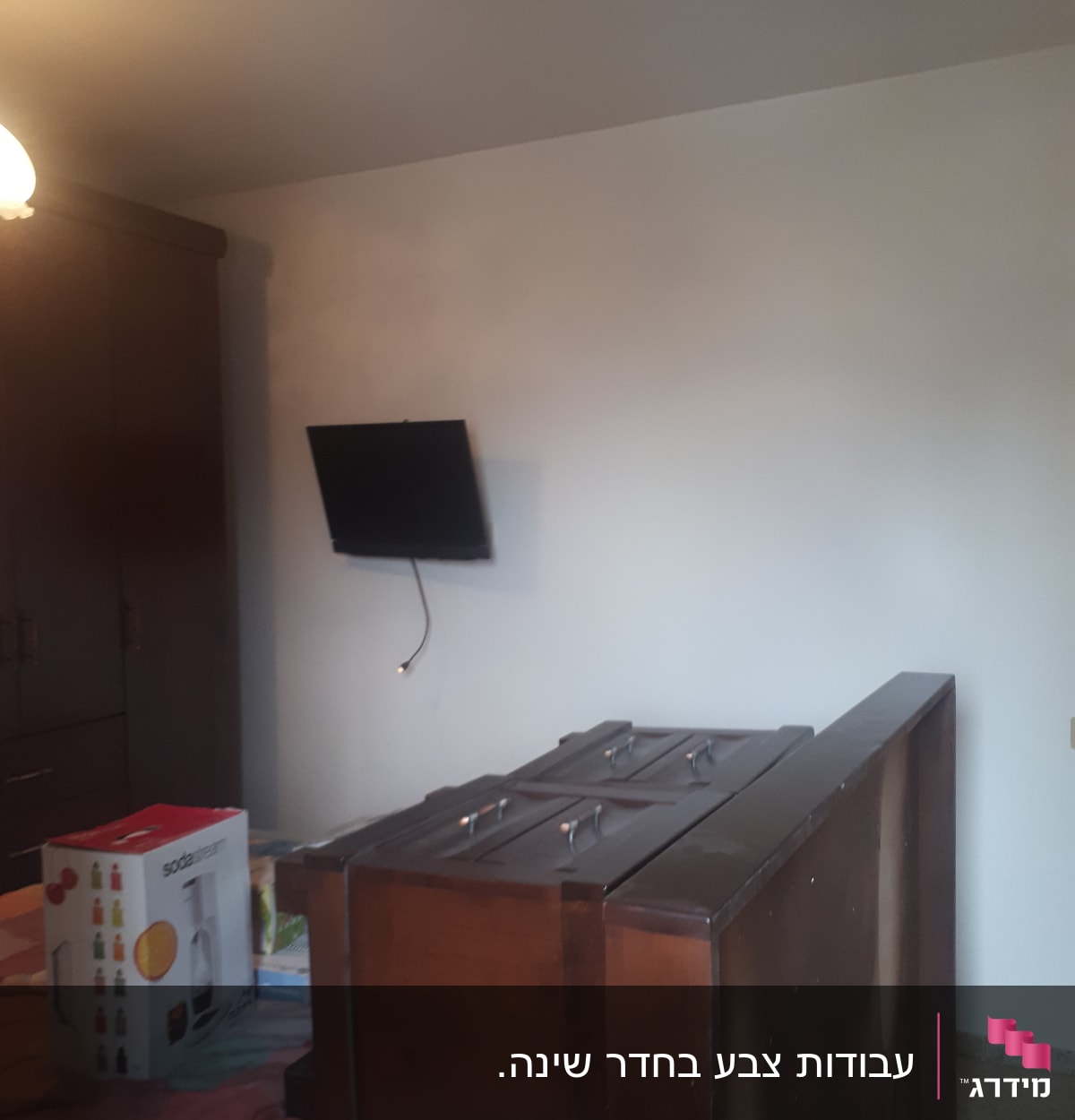 קיר צבוע חלקית עם סימני צבע שונים